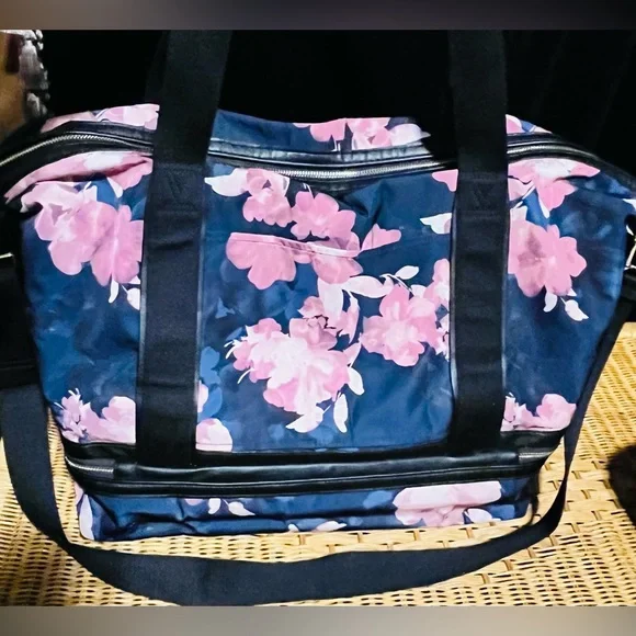 Victoria’s Secret The Getaway Weekender Overnight LIMITED EDITION Travel Bag Set - Picture 6 of 14